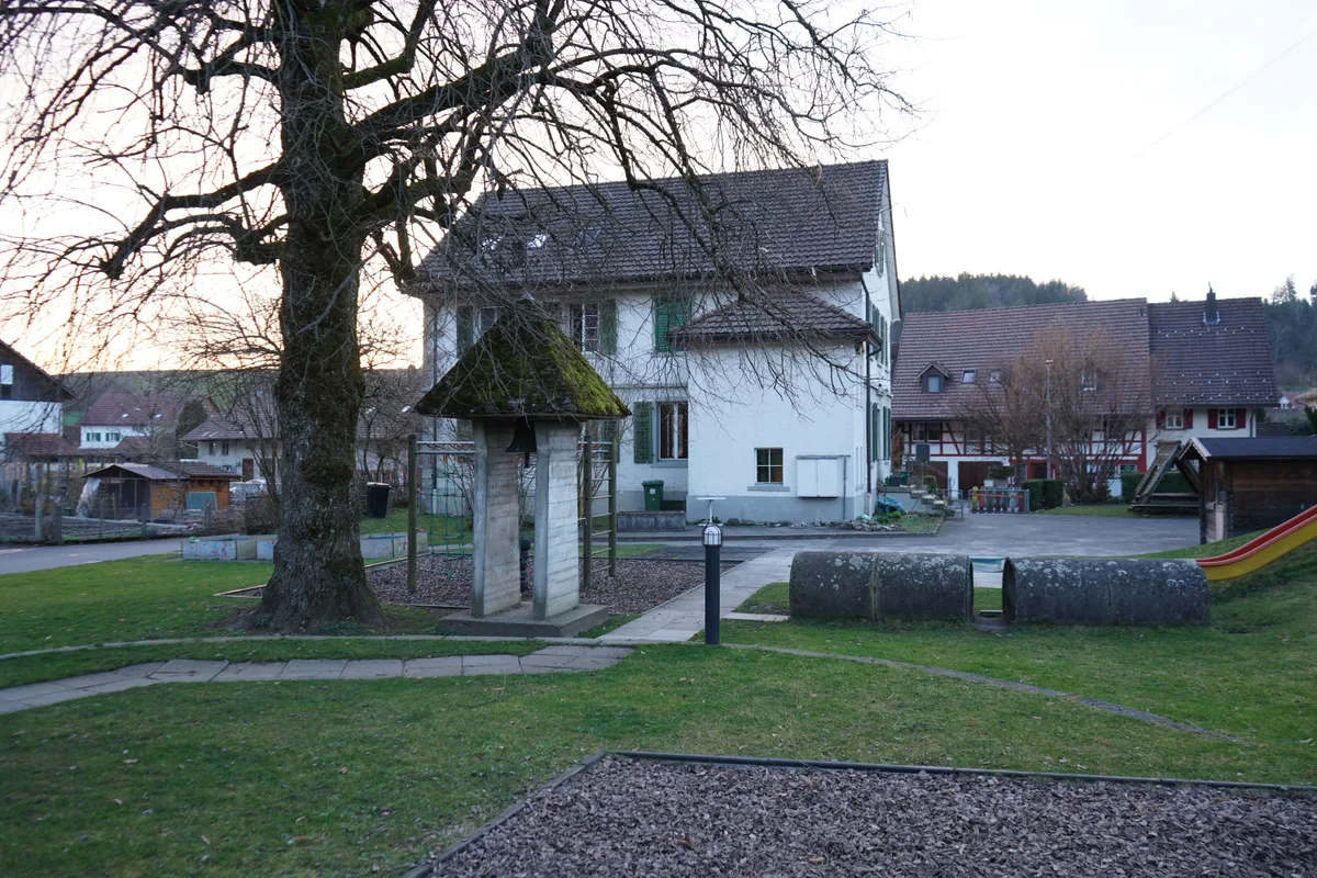 Der Kindergarten in Theilingen, inklusive Spielplatz.